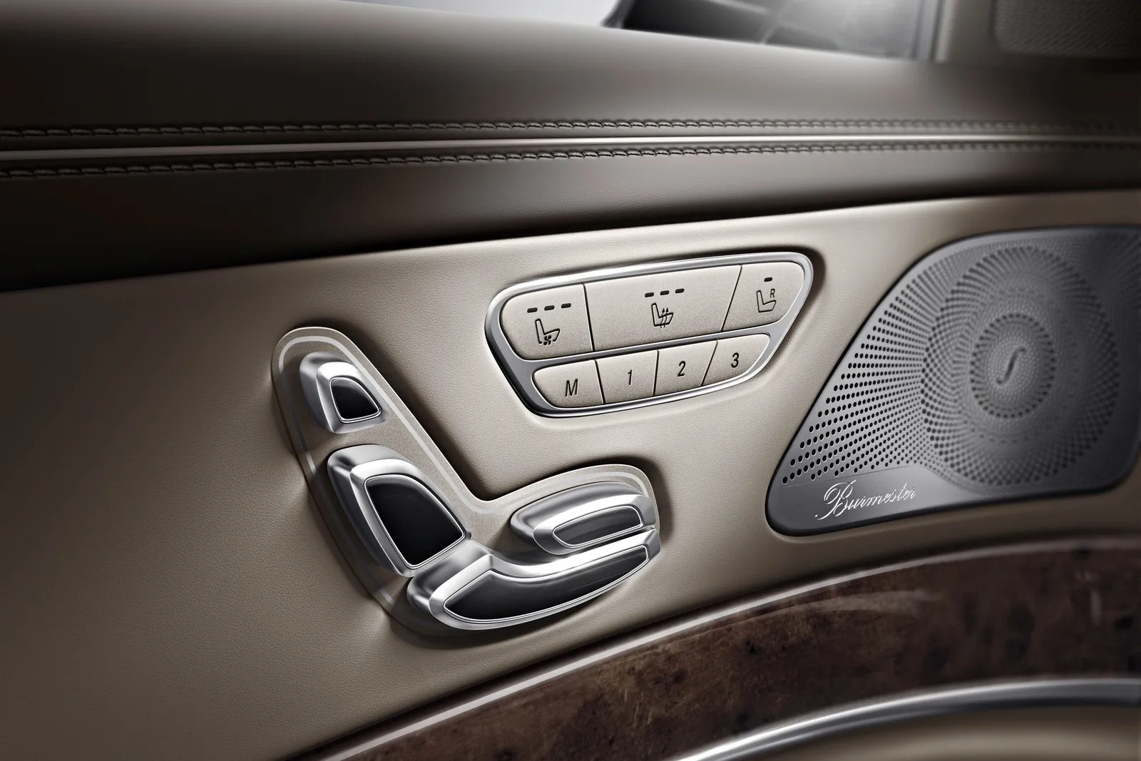 Mercedes-Benz S-Klasse Interieur. Das perfekt abgestimmte Material- und Farbkonzept zeigt einen exklusiven Innenraum wie aus einem Guss. Das Burmester High-End 3D Surround-Soundsystem sorgt für perfekten Sound. 

Mercedes-Benz S-Class interior. The perfectly matched material and colour concept reflects the seamless nature of what is an exclusive interior. The Burmester high-end 3D surround sound system delivers perfect sound.